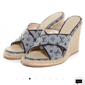 LOUIS VUITTON
Mini Monogram Ibiza Open Toe Mules
38 Blue Nuit